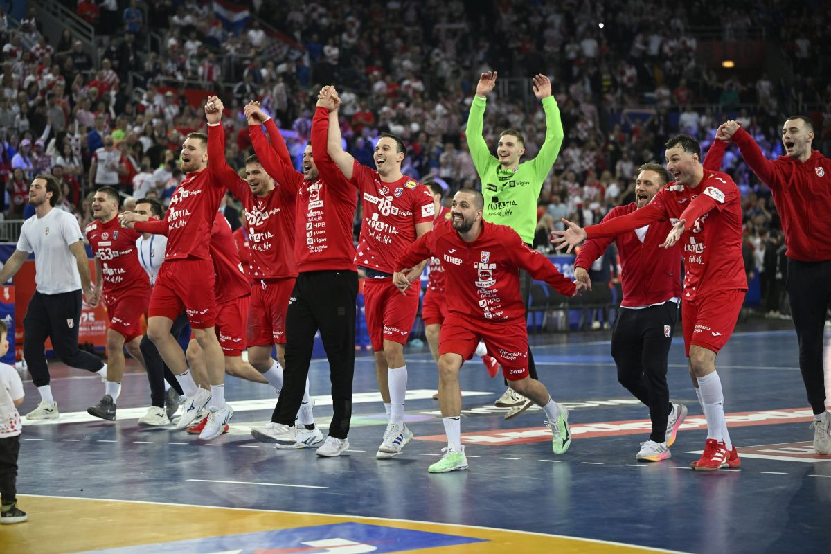 Danci otkrili zbog kojeg Hrvata im se ledi krv u venama nakon Francuske: "On je od večeras..." Danci otkrili zbog kojeg Hrvata im se ledi krv u venama nakon Francuske: "On je od večeras..."