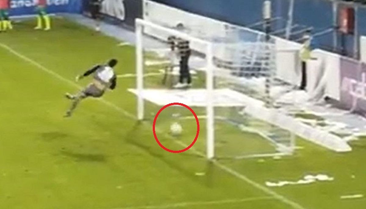 Najskandaloznija odluka u historiji VAR-a: Cijeli stadion je vidio loptu u golu...