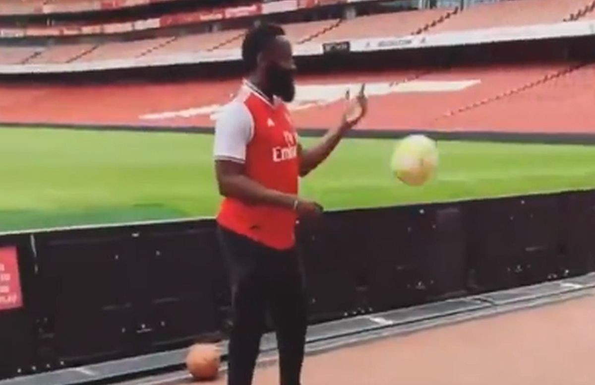Harden pokazao 'drvene noge' na Emiratesu: Pogledajte kako zvijezda Houstona igra fudbal