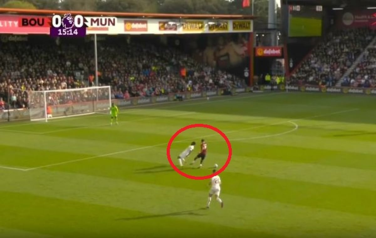 Solanke "slomio kičmu" defanzivcu Manchester Uniteda, pao kao svijeća, pa se uhvatio za glavu