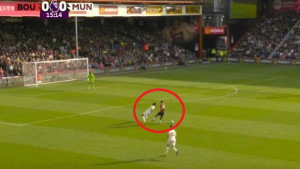 Solanke "slomio kičmu" defanzivcu Manchester Uniteda, pao kao svijeća, pa se uhvatio za glavu