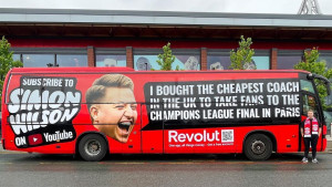 Poznati YouTuber kupio autobus i za jednu funtu navijače Liverpoola prebacio u Pariz