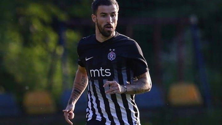 Fudbaler Partizana se pohvalio neobičnom tetovažom: Nije u planovima trenera, ali uživa u životu