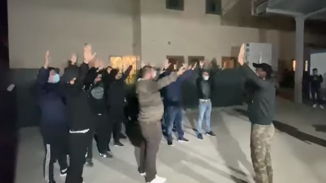 Ori se ispred bolnice u Craiovi: Elvir Koljić, Elvir Koljić...