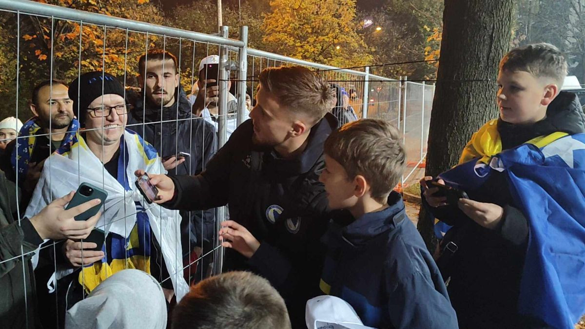 Demirović i Džeko nakon utakmice pokazali ljudsku stranu: "Neka je i tebe krenulo" Demirović i Džeko nakon utakmice pokazali ljudsku stranu: "Neka je i tebe krenulo"