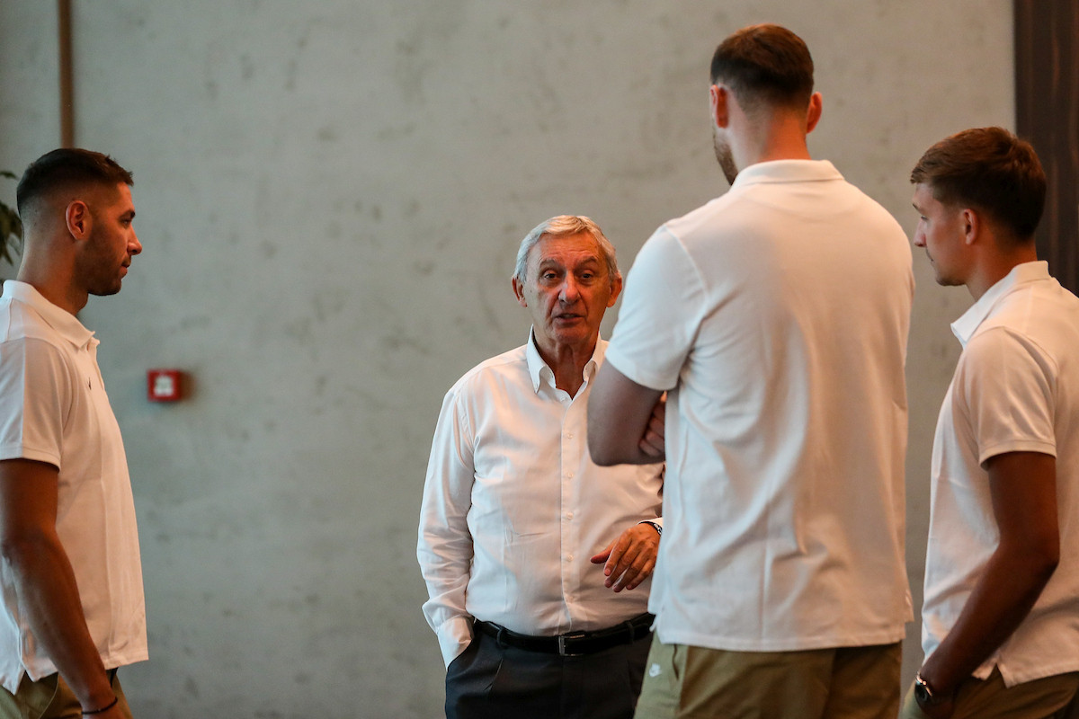 Svetislav Pešić konačno izvagao i presjekao: "Vas trojica ne putujete u Rigu" Svetislav Pešić konačno izvagao i presjekao: "Vas trojica ne putujete u Rigu"