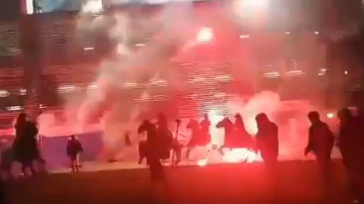 Snimak sukoba navijača Dinama i policije: Konji, baklje...
