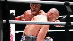 Tyson je pokušao ugasiti Jonesa, ali je tijelo izdržalo ogroman broj udaraca