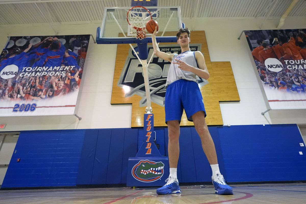 Zbog visine postao je atrakcija: Zakucava stojeći, očekuje ga košarkaški debi, već ga vide u NBA-u Zbog visine postao je atrakcija: Zakucava stojeći, očekuje ga košarkaški debi, već ga vide u NBA-u
