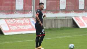 Gigović pokazao na bijelu tačku, igrači Radnika se smijali, obračun na tribinama