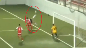 Najluđi gol godine? Izveo je škarice na liniji, lobovao golmana i pogodio uz pomoć stative