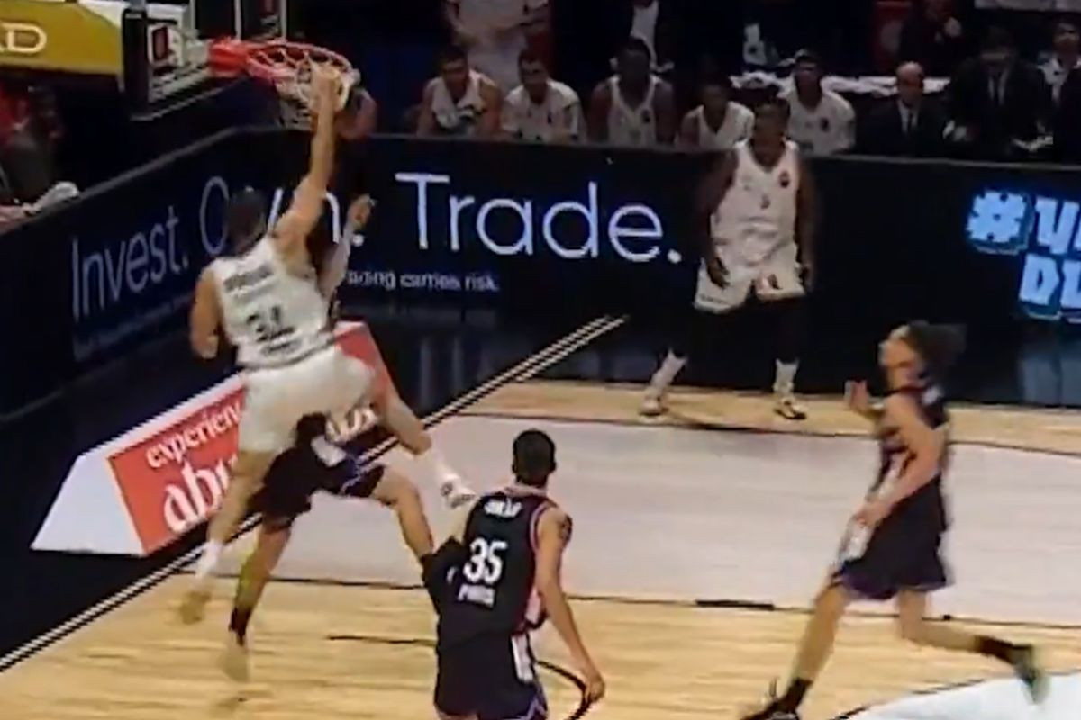 Air Komšo poletio i zalijepio na poster Herreru!