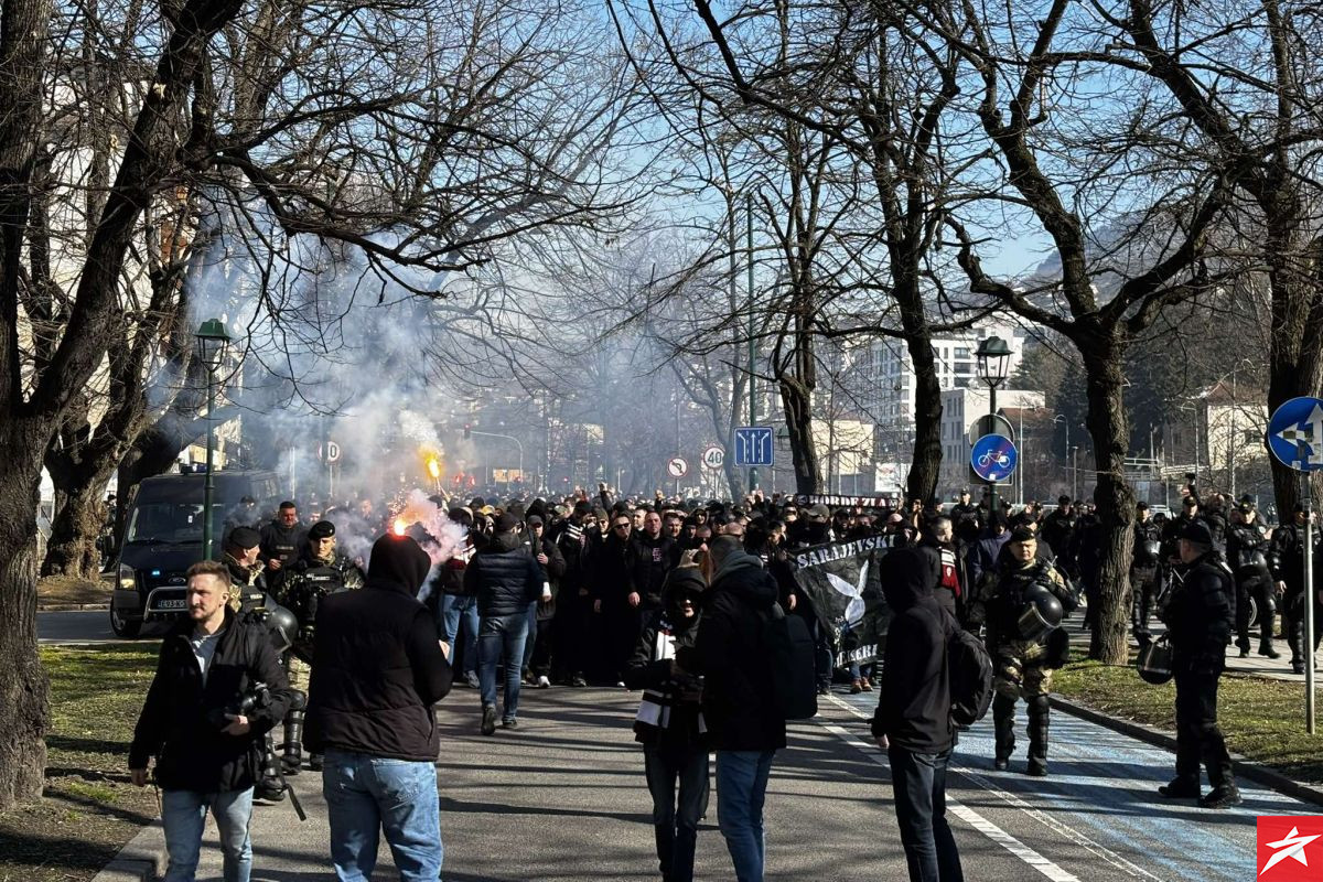 Sarajevo će imati veliku podršku na Grbavici: Horde zla u korteu krenule ka stadionu gradskog rivala Sarajevo će imati veliku podršku na Grbavici: Horde zla u korteu krenule ka stadionu gradskog rivala