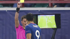 Samo Luis Suarez može dobiti ovakav žuti karton