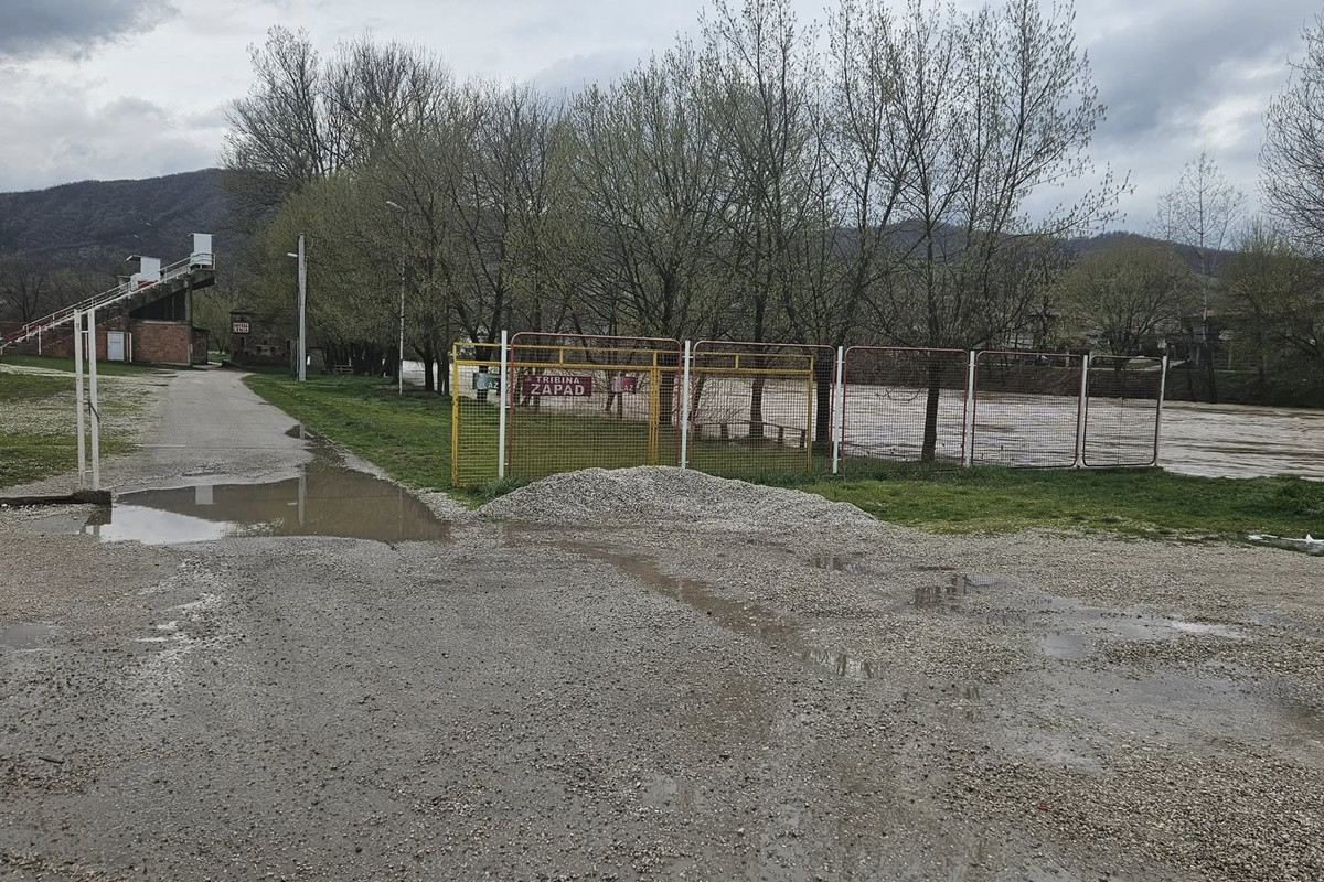 Prije 11 godina je bio pod vodom - Stadionu Mladosti ponovo prijeti rijeka Bosna Prije 11 godina je bio pod vodom - Stadionu Mladosti ponovo prijeti rijeka Bosna