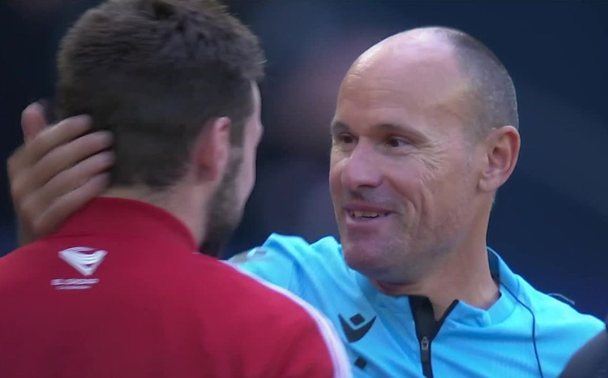 Lahoz dobio poklon kao niti jedan fudbaler: Raul, Xavi, Iniesta mogu samo da mu zavide... Lahoz dobio poklon kao niti jedan fudbaler: Raul, Xavi, Iniesta mogu samo da mu zavide...