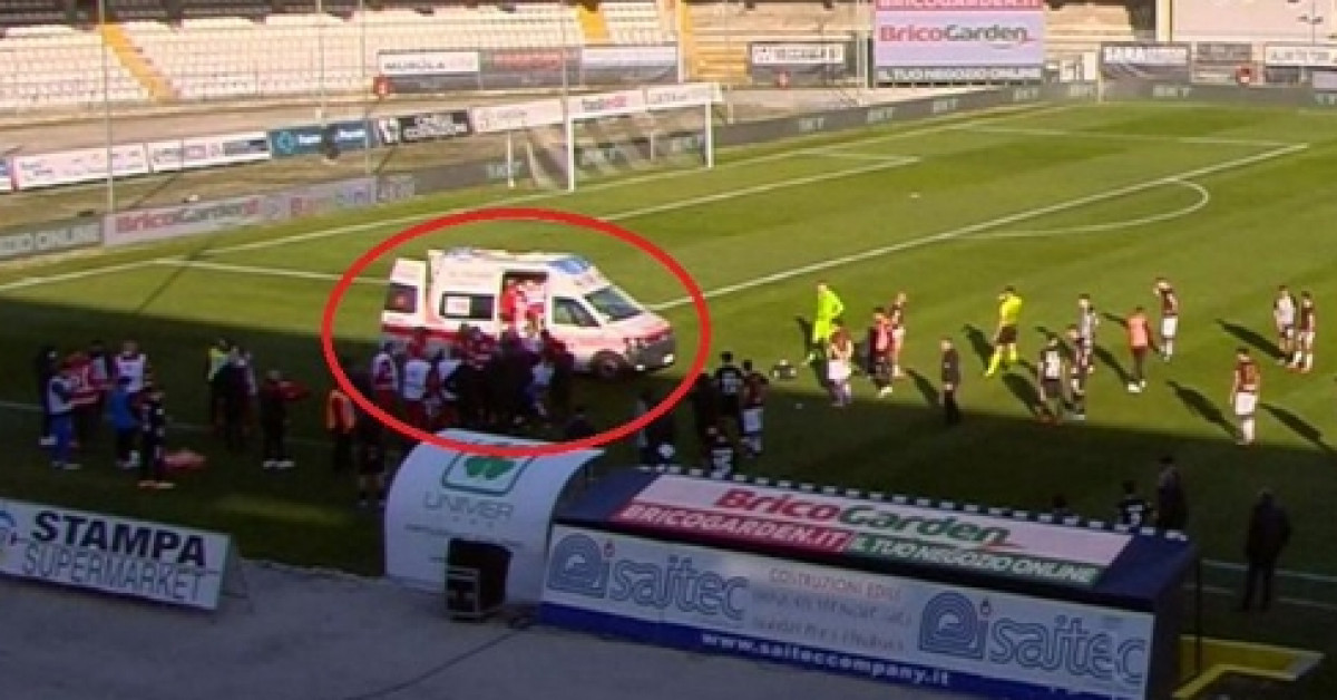 Užasne scene u Italiji: Poljski fudbaler se srušio na teren tokom utakmice Užasne scene u Italiji: Poljski fudbaler se srušio na teren tokom utakmice
