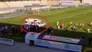 Užasne scene u Italiji: Poljski fudbaler se srušio na teren tokom utakmice