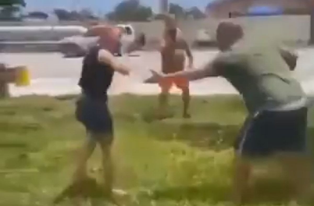 Debeli krenuo na djevojku, pet sekundi kasnije molio je da ga pusti Debeli krenuo na djevojku, pet sekundi kasnije molio je da ga pusti