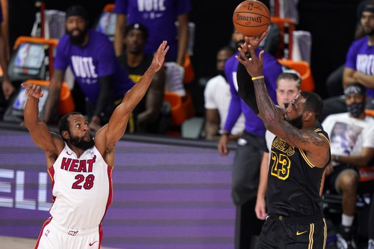 James i Davis srušili oslabljeni Miami, Lakersi sve bliže tituli