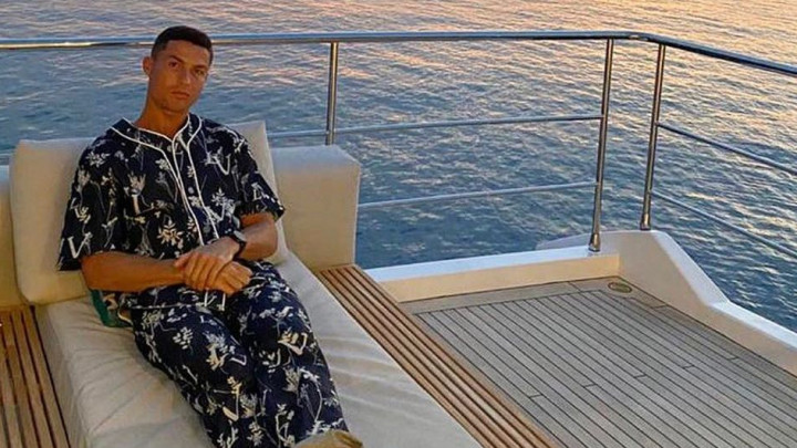 Skupocjena Ronaldova pidžama izazvala je veliku pažnju, a zbog nje ga mnogi ismijavaju