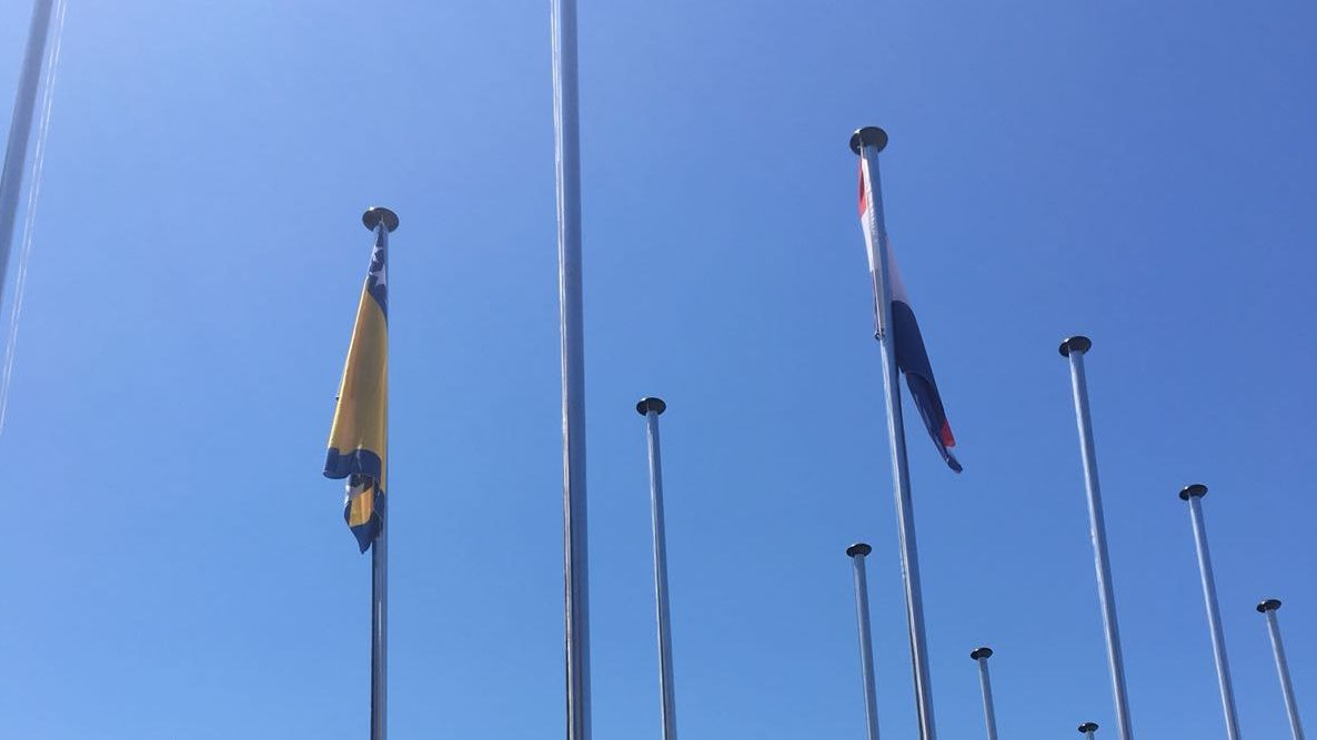 Podignuta zastava Bosne i Hercegovine u Meditranskom selu u Tarragoni Podignuta zastava Bosne i Hercegovine u Meditranskom selu u Tarragoni