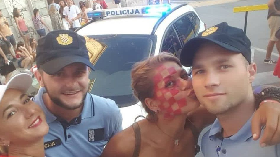 Hrvatica skinula grudnjak, pa se slikala s policajcima