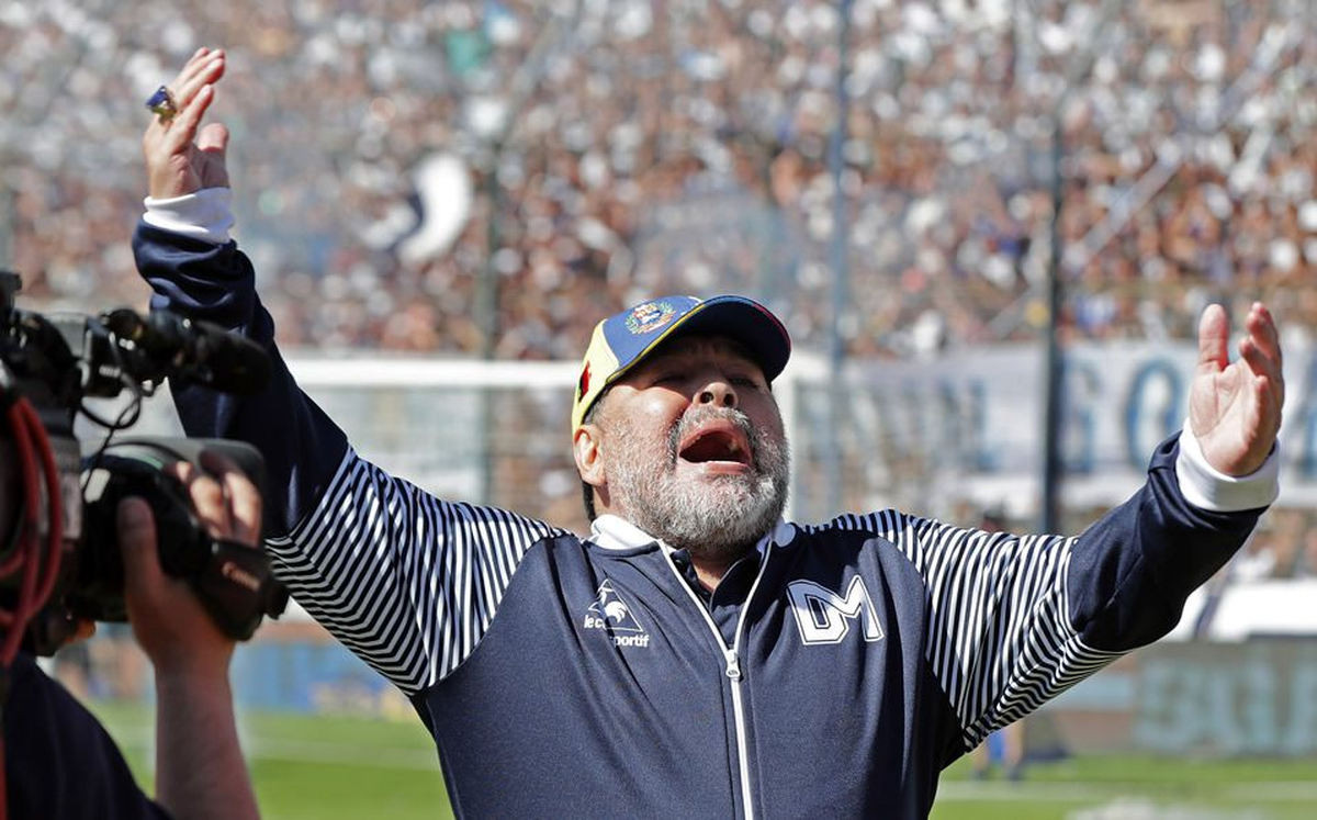 Maradona izgubio prvi gradski derbi, pa napao igrača Estudiantesa koji ga je spustio na zemlju