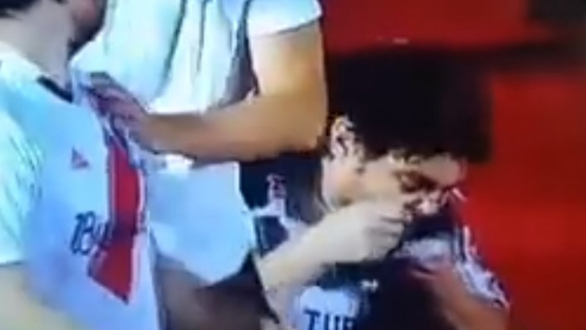 Bizarna scena: Navijač Rivera se drogirao na tribini tokom utakmice