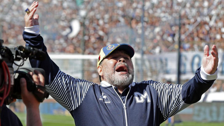 Maradona izgubio prvi gradski derbi, pa napao igrača Estudiantesa koji ga je spustio na zemlju