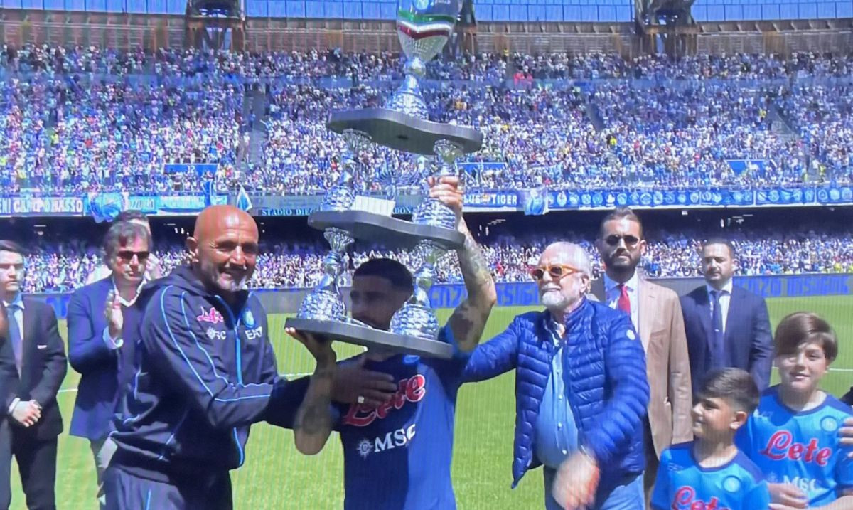 Nekako je završio u zraku: Insigneu na oproštaju u ruke dali trofej viši od samog fudbalera