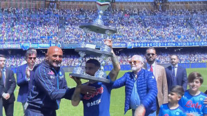 Nekako je završio u zraku: Insigneu na oproštaju u ruke dali trofej viši od samog fudbalera