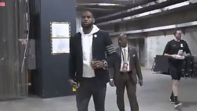 LeBron James s čašom vina stigao na utakmicu Lakersa