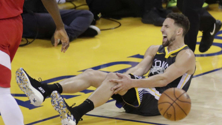 Ko je prokleo Warriorse? Klay Thompson na štakama napustio Oracle Arenu nakon teške povrede!