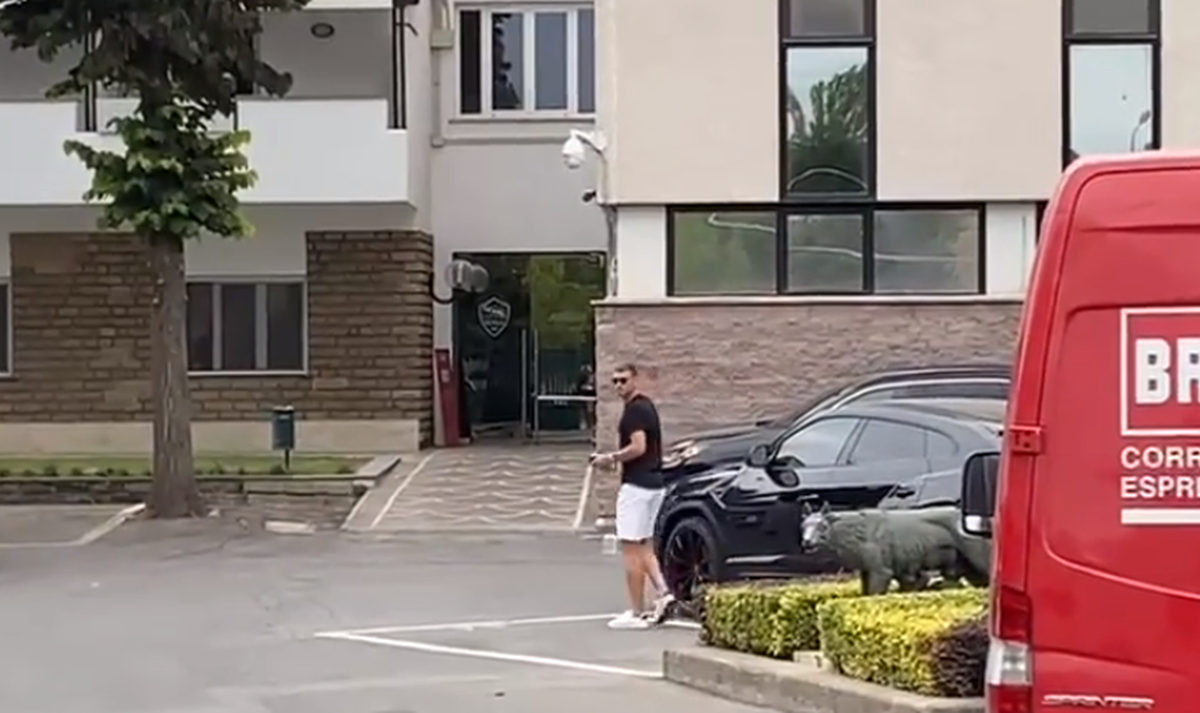 Starica moli Edina Džeku da ne odlazi iz Rome Starica moli Edina Džeku da ne odlazi iz Rome