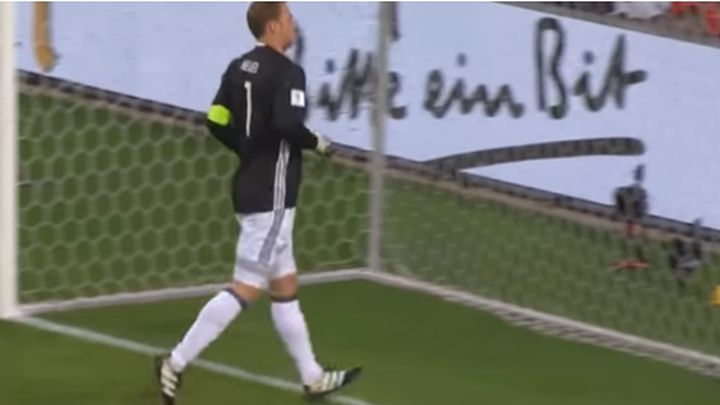 Snimka postala hit: Neuer napucao loptu sebi u lice