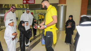 Licemjerno, zar ne? Dok dijeli slatkiše djeci, Benzema izdaje Saudijce, već je izabrao novi klub!