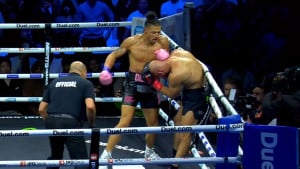 Andrew Tate se vratio u ring, dobio je žestoke batine, ali je odbio da padne!