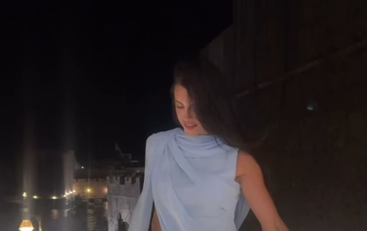 Amra Džeko izazvala potpunu pometnju u Dubrovniku izazovnim izdanjem: "Džeko je baš sretnik" Amra Džeko izazvala potpunu pometnju u Dubrovniku izazovnim izdanjem: "Džeko je baš sretnik"