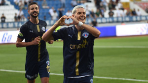 Haris Hajradinović zabio gol Kenanu Piriću, ali bh. golman je taj koji se raduje nakon meča