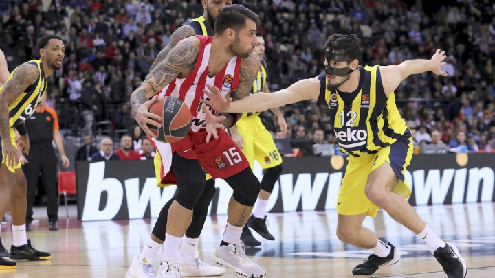 Fenerbahce na krilima De Coloa do trijumfa u Pireju