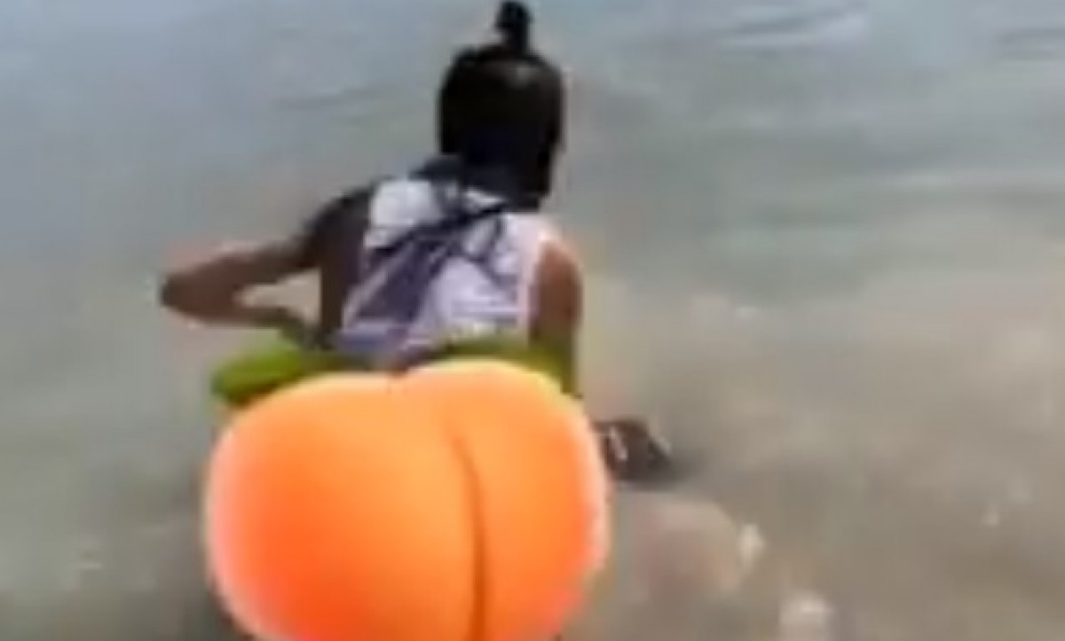 Djevojka španskog fudbalera pokazala previše: Samo je sijevnulo tokom ludovanja u moru