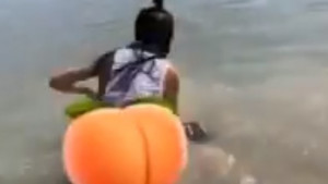 Djevojka španskog fudbalera pokazala previše: Samo je sijevnulo tokom ludovanja u moru