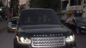 Hladan tuš za Dominika Livakovića, iza svega se krije čovjek u crnom Range Roveru!