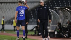 Dok je njegov tim razbijan na terenu Nenad Lalatović je morao biti u centru pažnje protiv Partizana