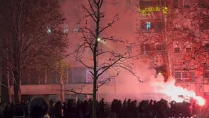 Korteo Crveno-bijelih: Delije uz vatromet, dimne bombe i topovske udare stižu u beogradsku Arenu!