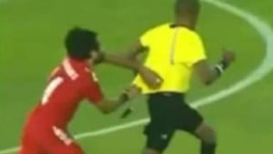 Neviđena scena u svijetu fudbala: Pogubljeni igrač vukao sudiju za dres