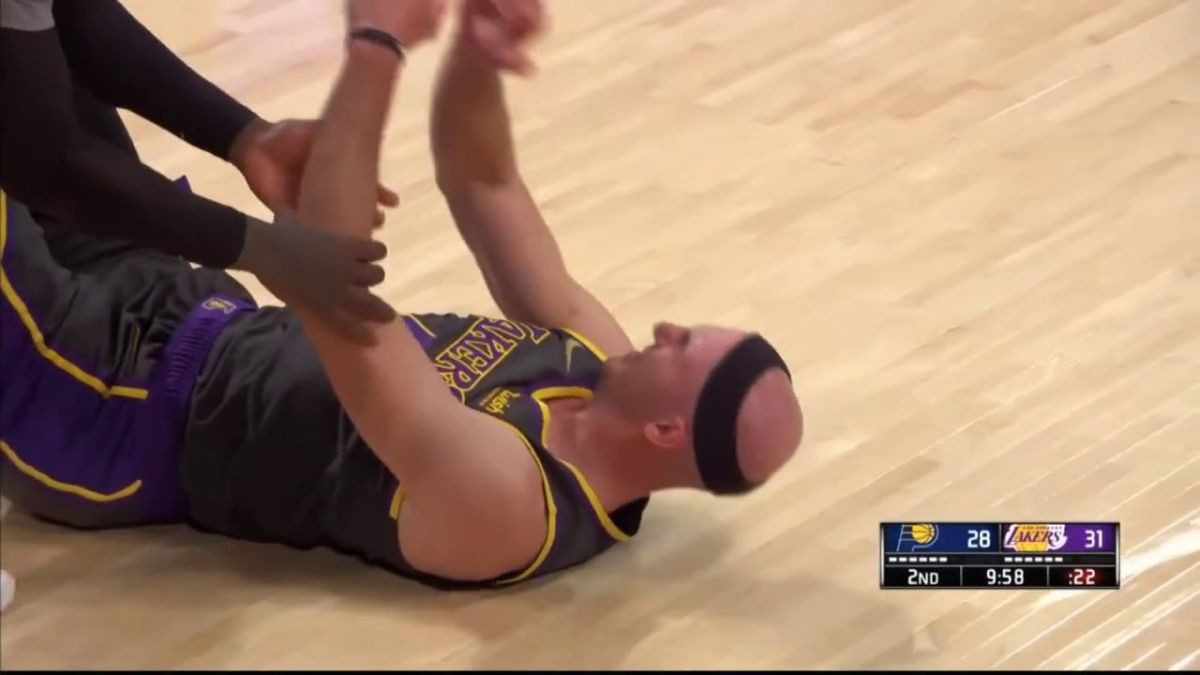 Odmah odvežen u bolnicu: Igrač Lakersa žestoko udario glavom o parket 