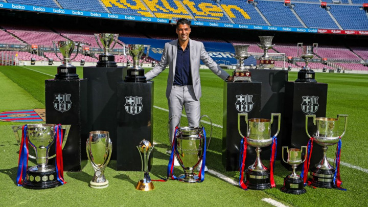 Suarez pozirao pored osvojenih trofeja, a svi su odmah uočili razliku s Rakitićevim oproštajem
