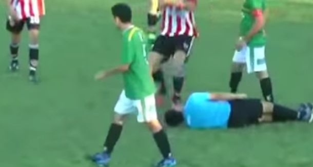 Brutalno nokautirao sudiju